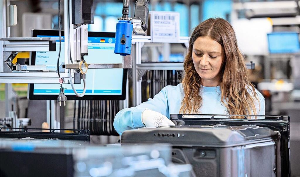 Im oberbayerischen Traunreut fertigt Bosch intelligente Backöfen – samt Innenkamera.