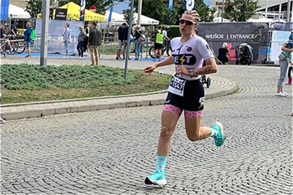 Im polnischen Gdynia absolviert die 19-Jährige das Rennen unter Schmerzen. Fotos: privat