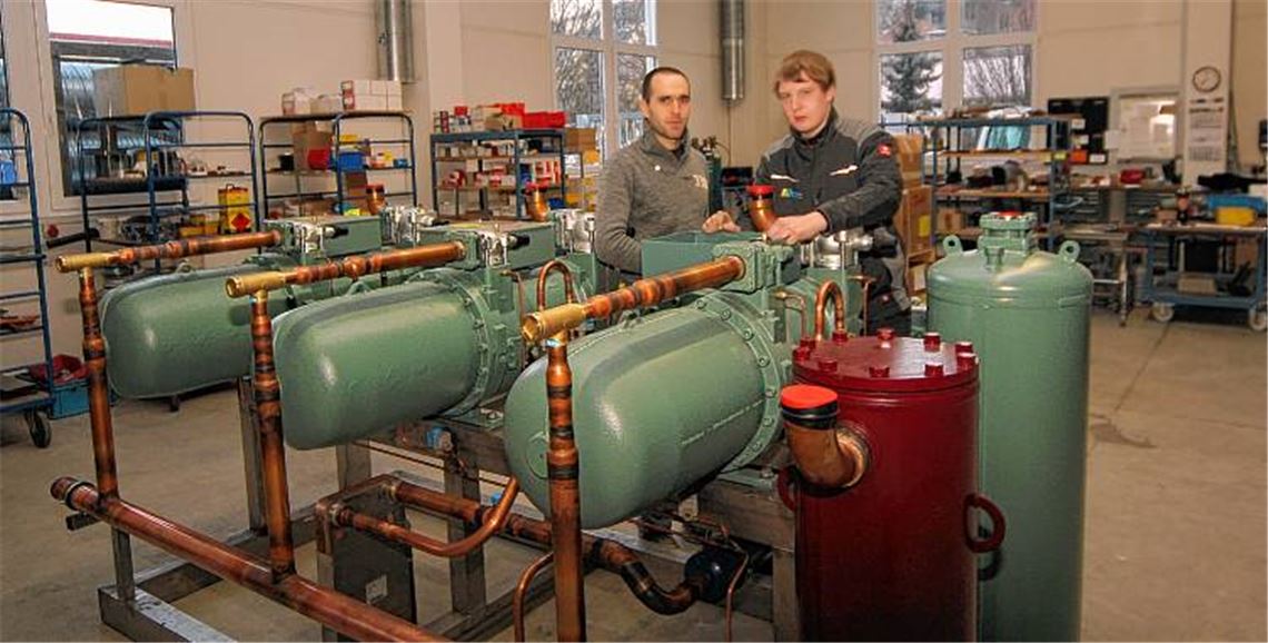 Im regionalen Handwerk boomt es wie selten zuvor, so die Einschätzung der Handwerkskammer, die sich damit auf aktuelle Konjunkturdaten stützt. Auch auf dem Lehrstellenmarkt herrsche Entspannung. Unser Beispielbild stammt aus dem Handwerksbetrieb Heidinger-Kältetechnik in Mühlacker und zeigt links Jan Fessler, Ingenieur für Kältetechnik, und Leonard Hamm, angehender Mechatroniker in dieser Branche.