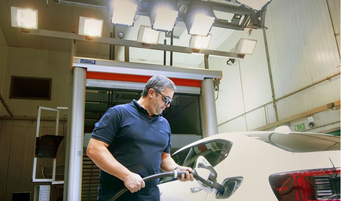 Im sogenannten Klimawindkanal von Mahle  werden auch die Komponenten des Thermomanagements für  die Batterien von  E-Autos getestet.