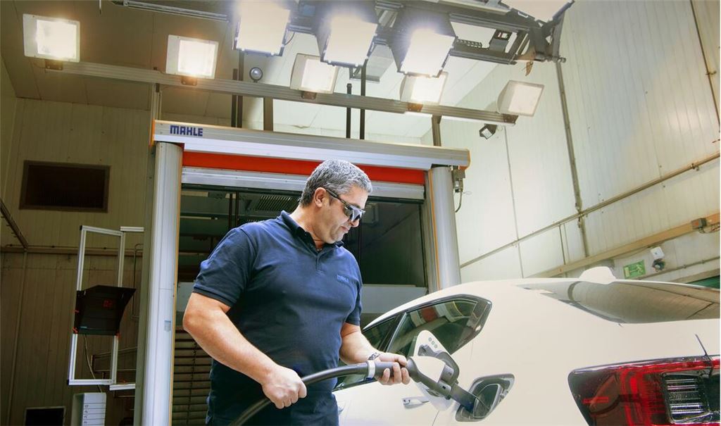 Im sogenannten Klimawindkanal von Mahle  werden auch die Komponenten des Thermomanagements für  die Batterien von  E-Autos getestet.