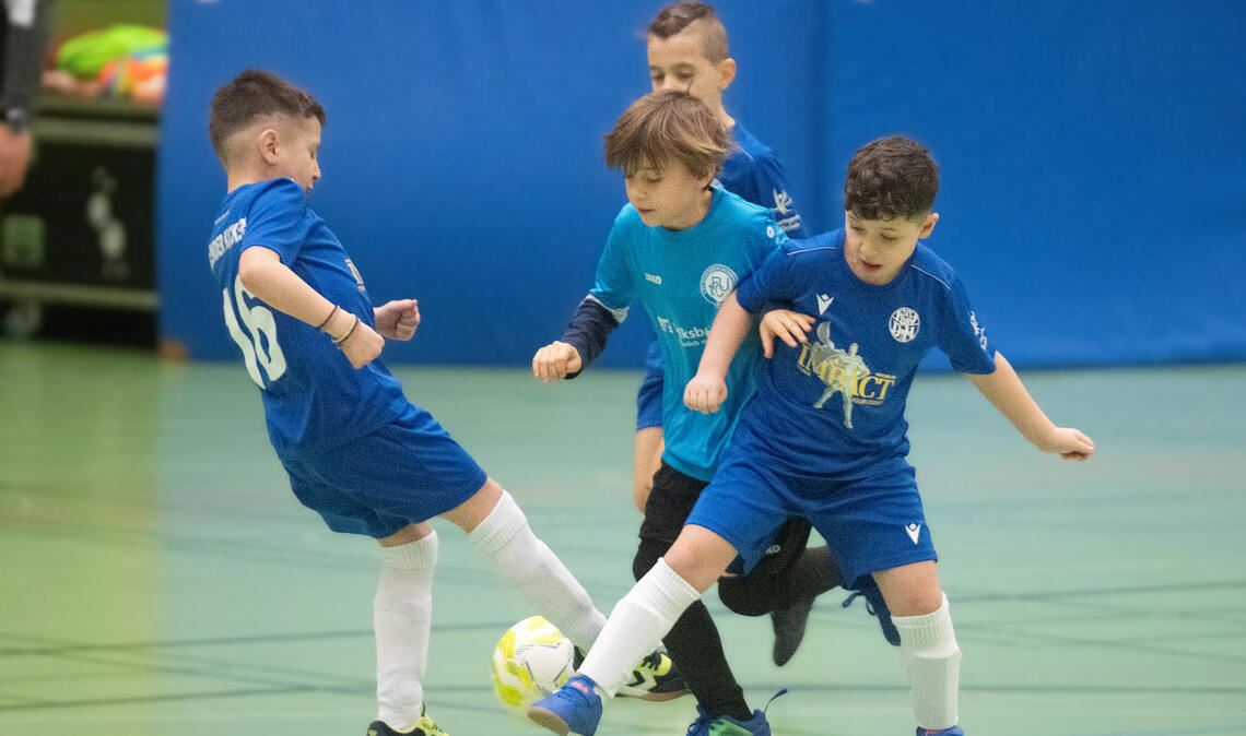 Im stark besetzten F-Jugendturnier spielen die 08 Sender Kickers (blaue Hosen) gegen den 1. FC Unterreichenbach.