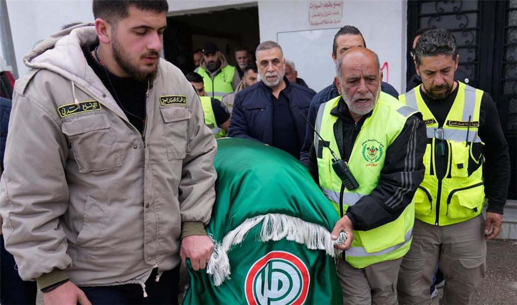 Im südlibanesischen Tyrus tragen Sanitäter  den Leichnam eines Kameraden, der bei einem israelischen Luftangriff getötet wurde.