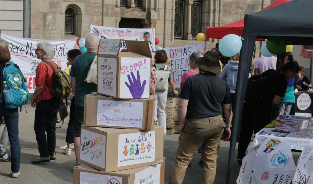 Im thüringischen Saalfeld hatten die Omas gegen Rechts zu einer Demonstration gegen die Wahl eines AfD-Landrates aufgerufen.