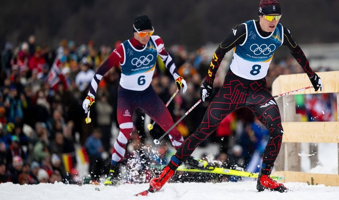 Im tiefen Schnee gingen Vinzenz Geiger (re.) die Kräfte aus.