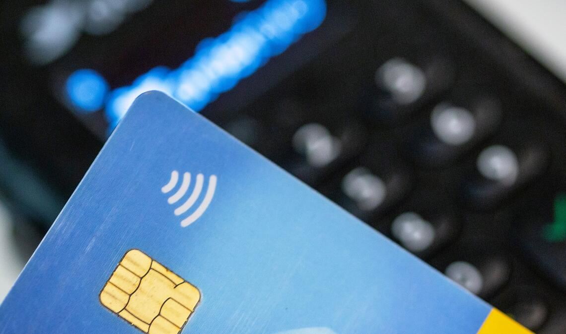 Im vergangenen Jahr haben Verbraucher in Deutschland so häufig bargeldlos mit der Girocard bezahlt wie nie. (Symbolbild)