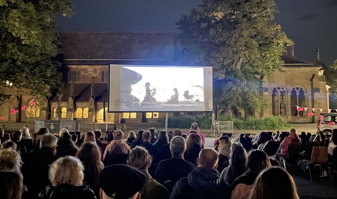 Treffpunkt und Bolzplatz stehen ganz oben auf der Liste Im vergangenen Jahr hatte der Jugendgemeinderat ein Open-Air-Kino im Klosterhof auf die Beine gestellt. Solche Veranstaltungen und vieles mehr wünschen sich Jugendliche in Maulbronn. Foto: Archiv