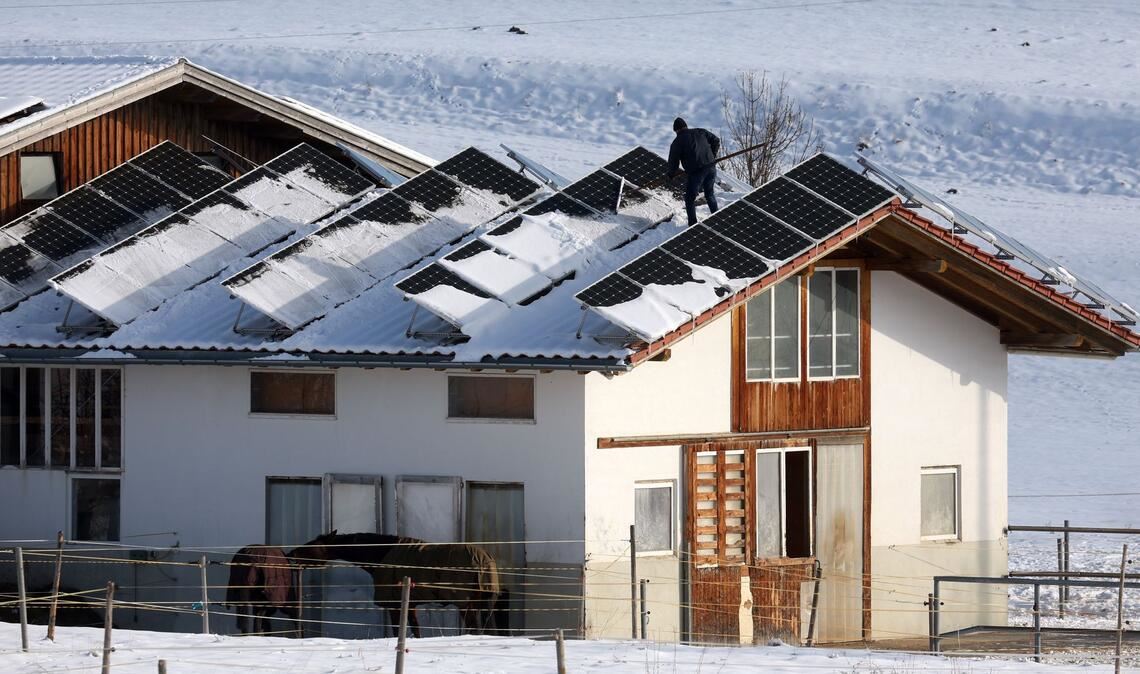 Im vergangenen Jahr produzierten private Solaranlagen in Saarland und im Bayern im Schnitt den meisten Strom.(Archiv)
