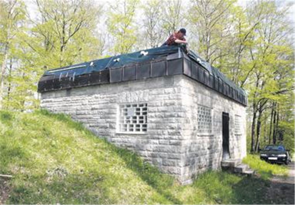 Im vergangenen Jahr schlugen die Kupferdiebe am Wiernsheimer Wasserhochbehälter Lindenau zu. Heute ist das Dach mit Faserzementplatten verkleidet.
Archivfoto: Tilo Keller