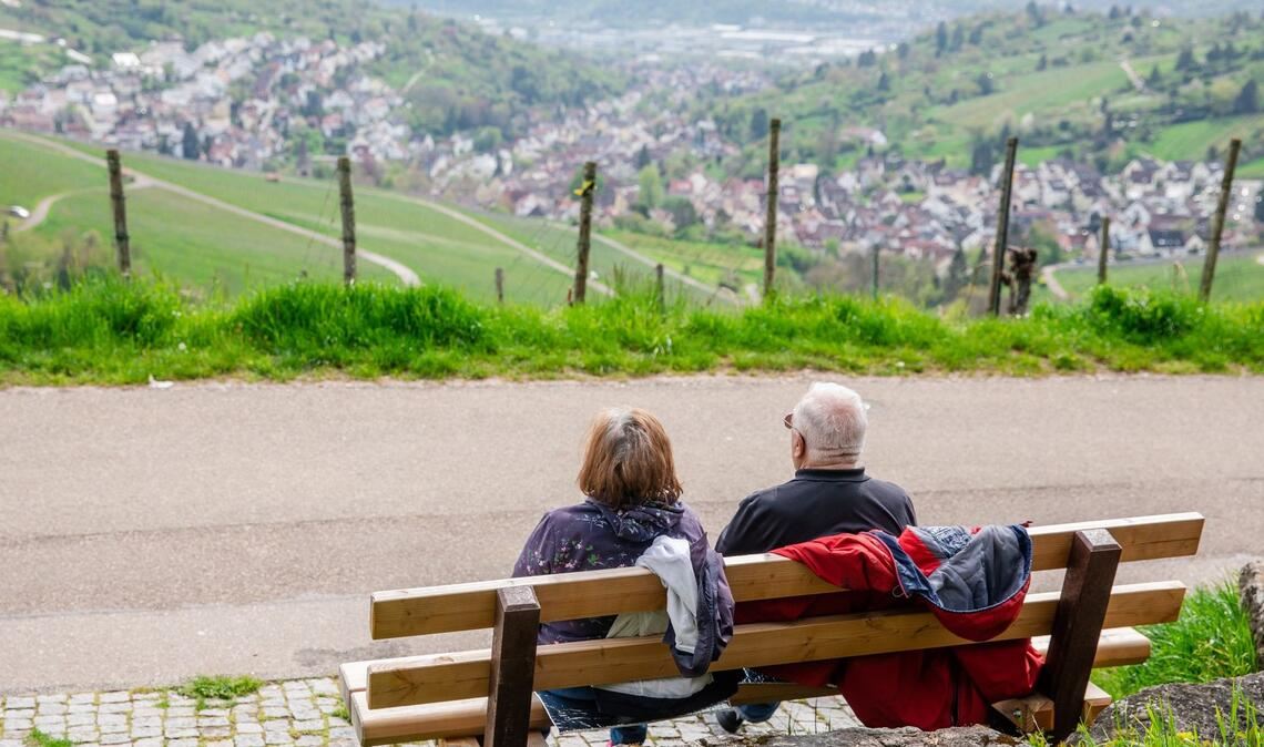Im vergangenen Jahr sind die Menschen in Deutschland im Schnitt mit 64,4 Jahren in Rente gegangen.