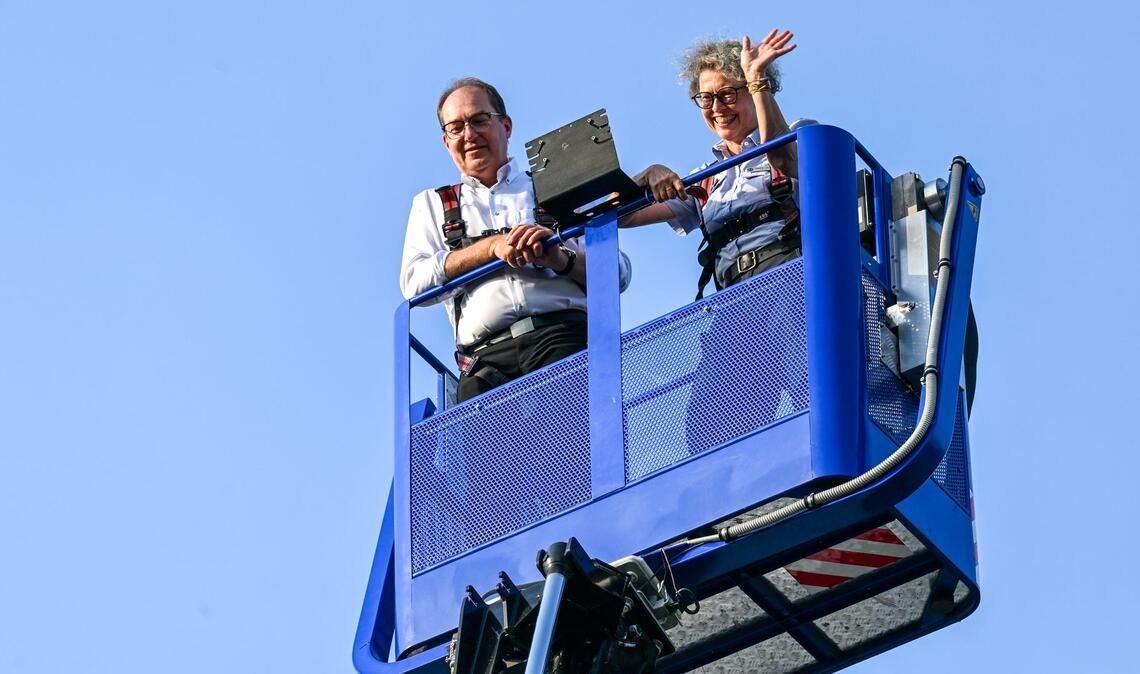 Im vergangenen Sommer ließ sich Bundesinnenminister Alexander Dobrindt (CSU) in Quedlinburg unter anderem zeigen, wie Ehrenamtliche des THW mit schwerem Gerät bei der Bergung von Menschen aus eingestürzten Gebäuden helfen können. (Archivbild)