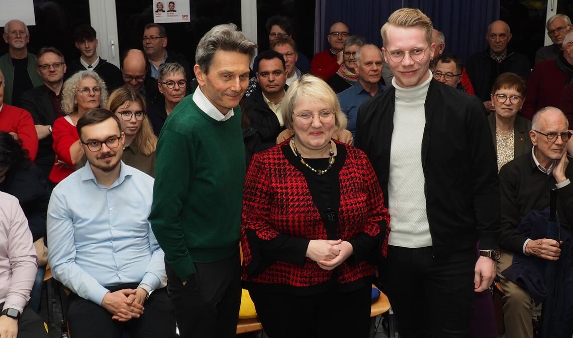 Im voll besetzten Gutmann-Pavillon informieren Dr. Rolf Mützenich, Katja Mast und Paul Renner (v.li.) über aktuelle Themen. Foto: Müller