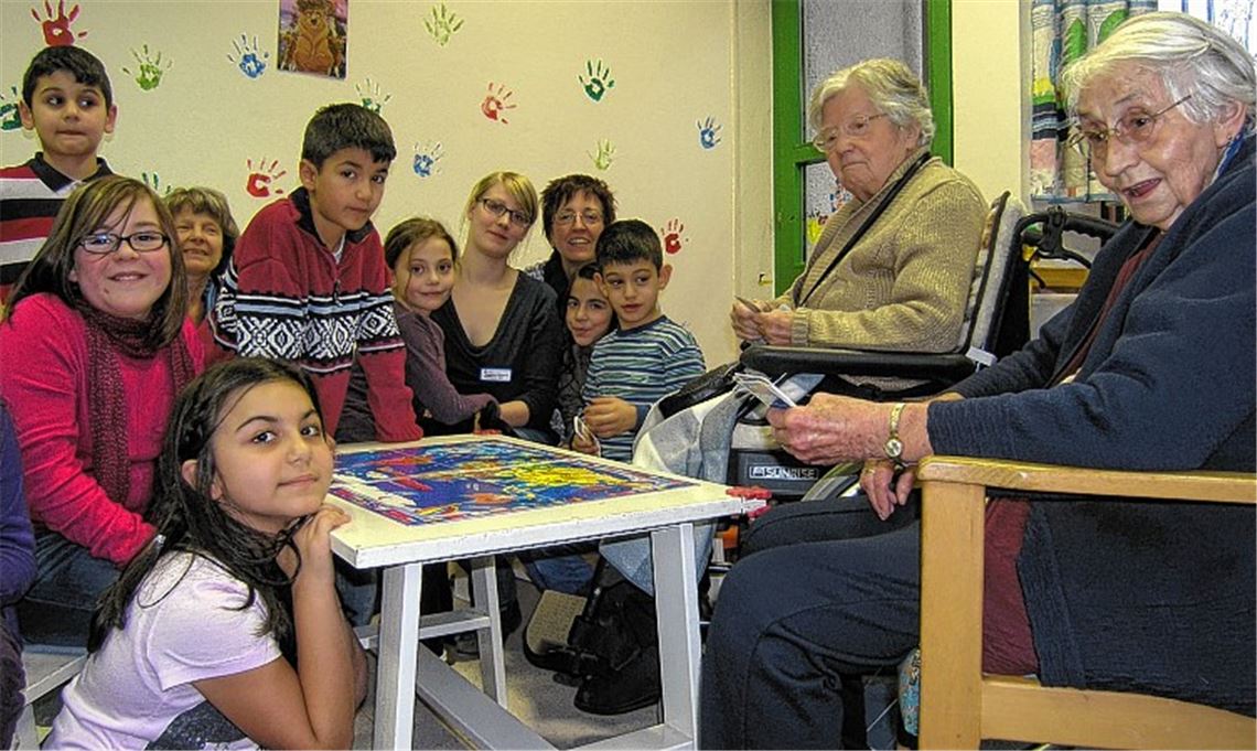 Im von Alexandra Rapp (ganz hinten re.) geleiteten Mehrgenerationenhaus begegnen sich junge und betagte Menschen ohne Hemmschwelle – und Spielen macht unabhängig vom Alter Spaß.