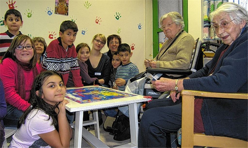 Im von Alexandra Rapp (ganz hinten re.) geleiteten Mehrgenerationenhaus begegnen sich junge und betagte Menschen ohne Hemmschwelle – und Spielen macht unabhängig vom Alter Spaß.