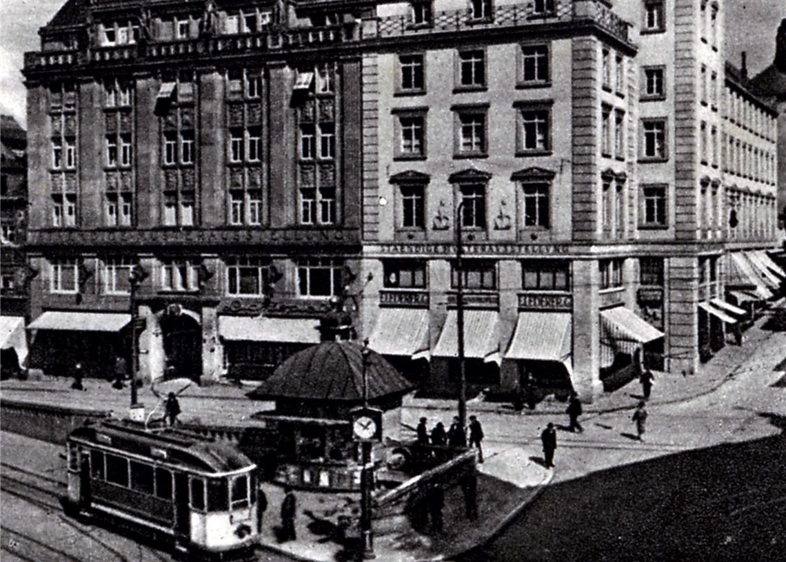 Im während des Kriegs zerstörten Hansahaus neben dem Industriehaus am Leopoldplatz, dem außen erhaltenen Eckgebäude zur Poststraße, eröffnete 1921 die „Ständige Musterausstellung“. DSU