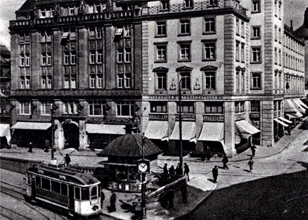 Im während des Kriegs zerstörten Hansahaus neben dem Industriehaus am Leopoldplatz, dem außen erhaltenen Eckgebäude zur Poststraße, eröffnete 1921 die „Ständige Musterausstellung“. DSU