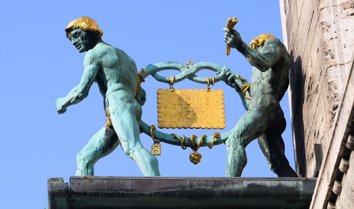 Im wahrsten Sinne des Wortes ein Aushängeschild: der Leibniz-Keks am Bahlsen-Stammhaus in Hannover. (Archivbild)