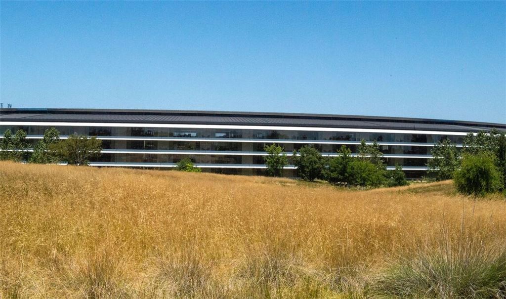 Im weiträumigen Innengelände der ringförmigen Zentrale ist Platz für eine Bühne. (Archivbild)