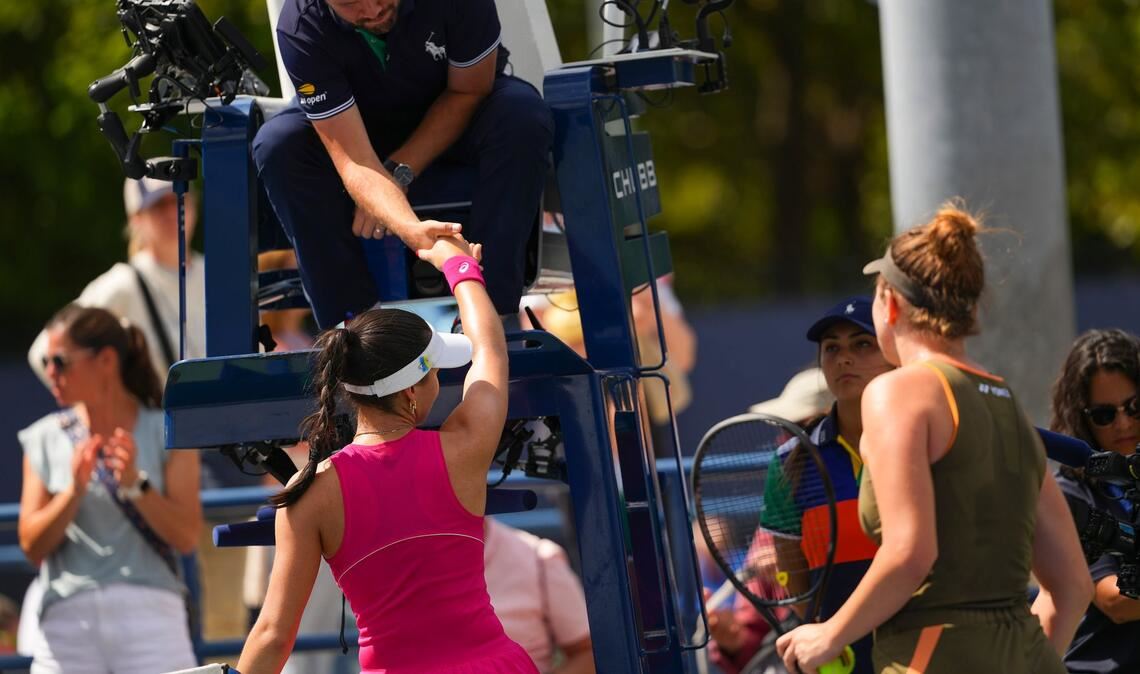 Siegemund bei US Open in Runde drei - Lys gibt auf Im zweiten Satz entschied Eva Lys (l), dass es nicht mehr weitergeht.