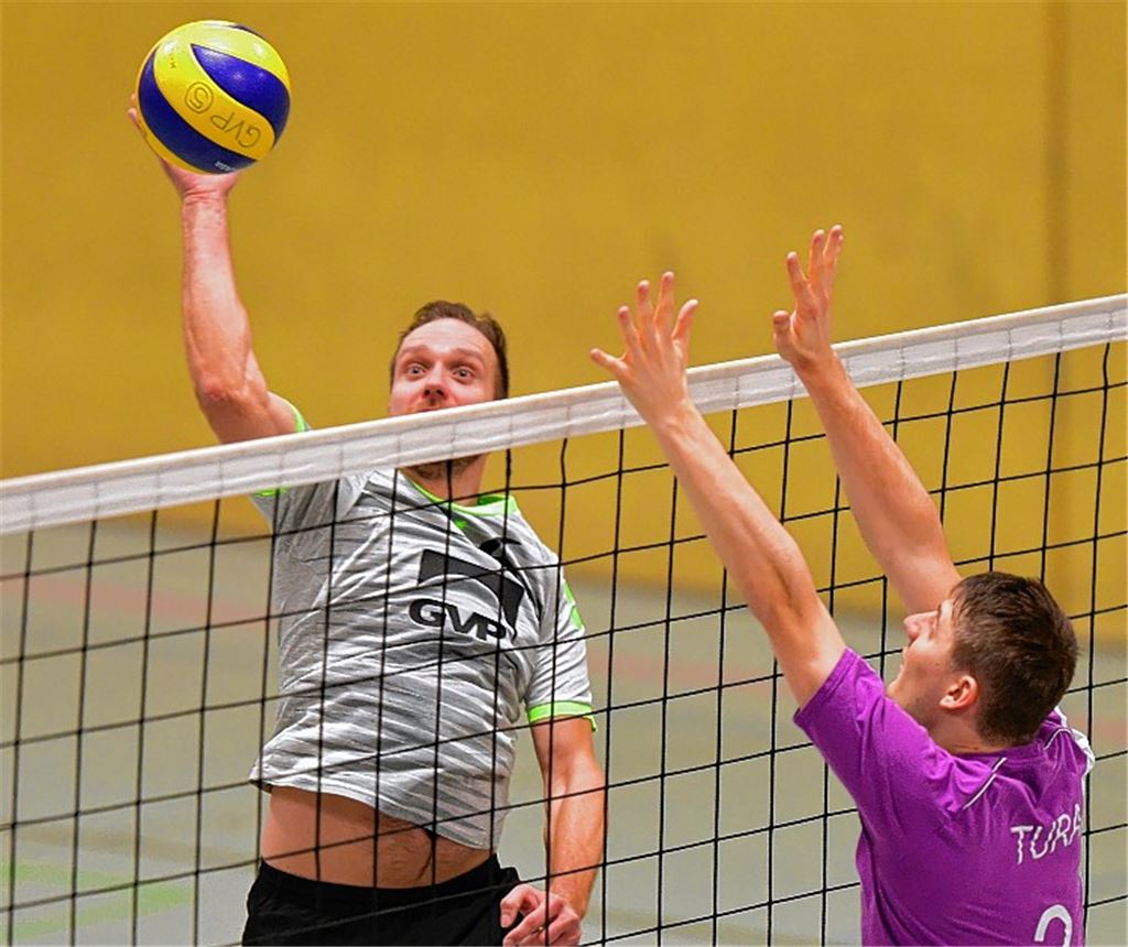 Im zweiten Spiel obenauf: Ronny Kirchhof (li.) und seine Ötisheimer Kameraden. Schüller