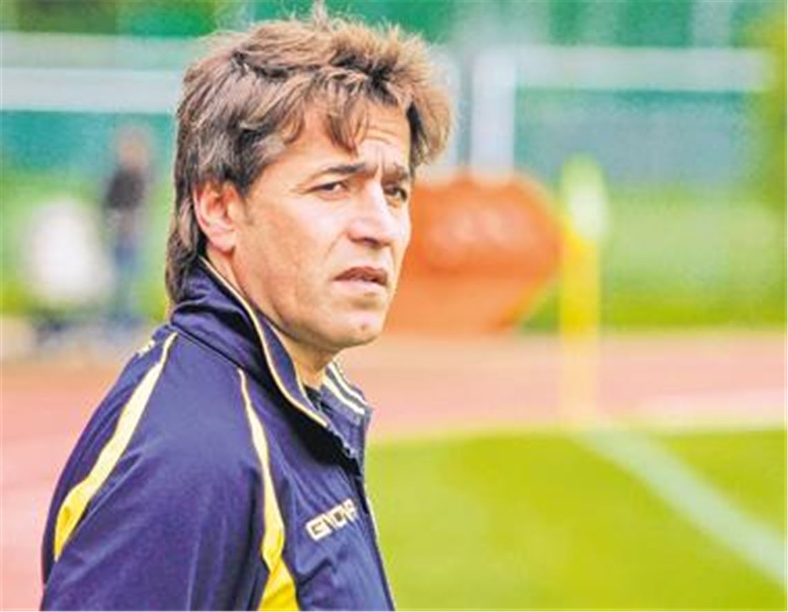 Imam Özalp möchte die Geschicke des SV Sternenfels am liebsten von der Seitenlinie aus regeln. Foto: Gorr