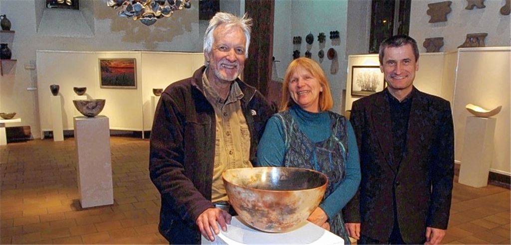 Imke Splittgerber und der Fotograf Bernd Karl Rennhak (li.) zeigen in der Kelter einen Ausschnitt ihrer Arbeit. Dr. Felix Muhle führt bei der Vernissage in die Ausstellung ein.