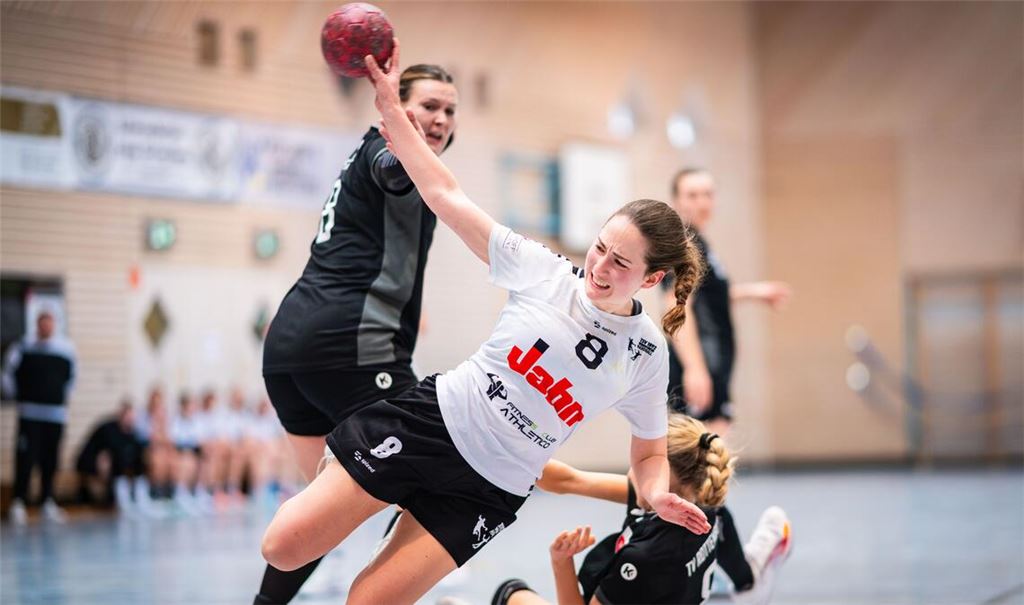 Immer auf dem Sprung: Silja Braun von der SG Wiernsheim/Renningen ist mit Leidenschaft am Werk. Fotos: Schüller