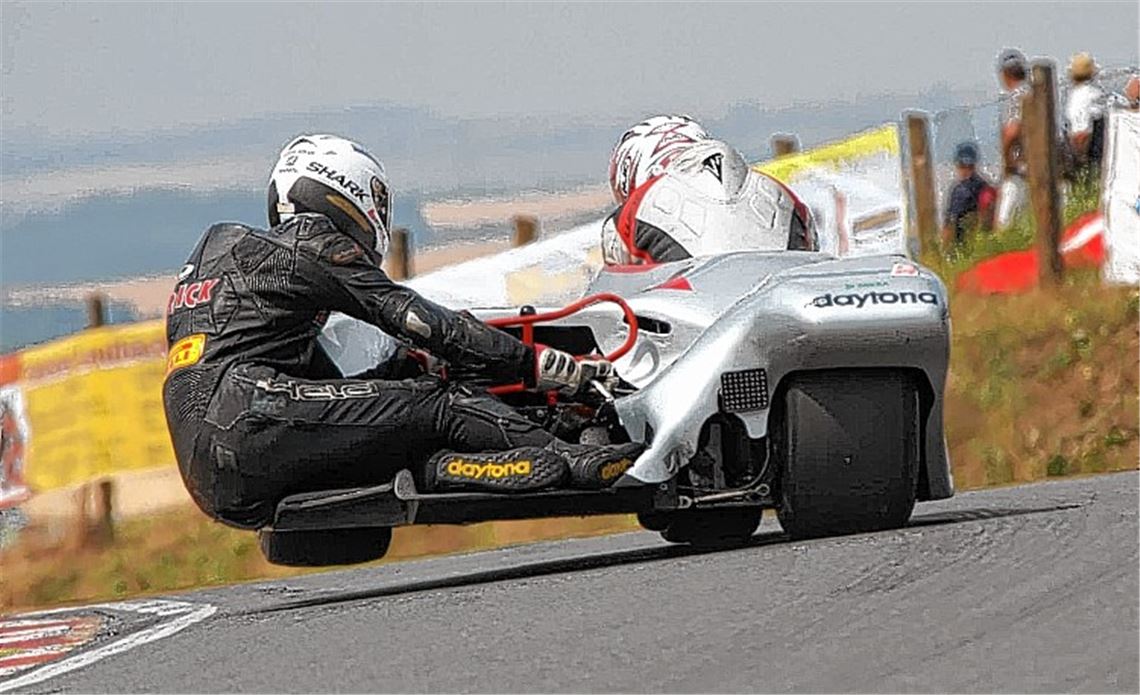 „Immer die Fliehkraft ausnutzen, sonst hat man keine Chance“: Patrick Vincon (li.) in ungewohnter Funktion als Beifahrer im Seitenwagen beim Rennen in Schleiz. Foto: privat