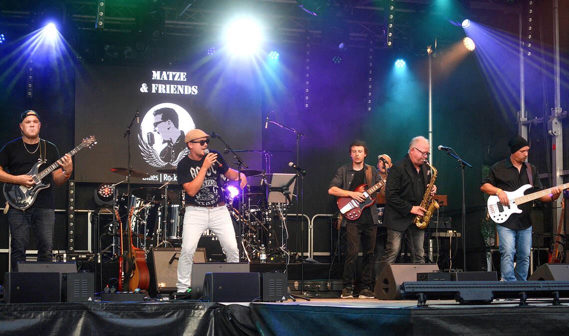 Immer ein Garant für rockige Unterhaltung und musikalische Vielfalt: die Formation „Matze & Friends“ um Mathias Gutstein. Fotos: Stahlfeld