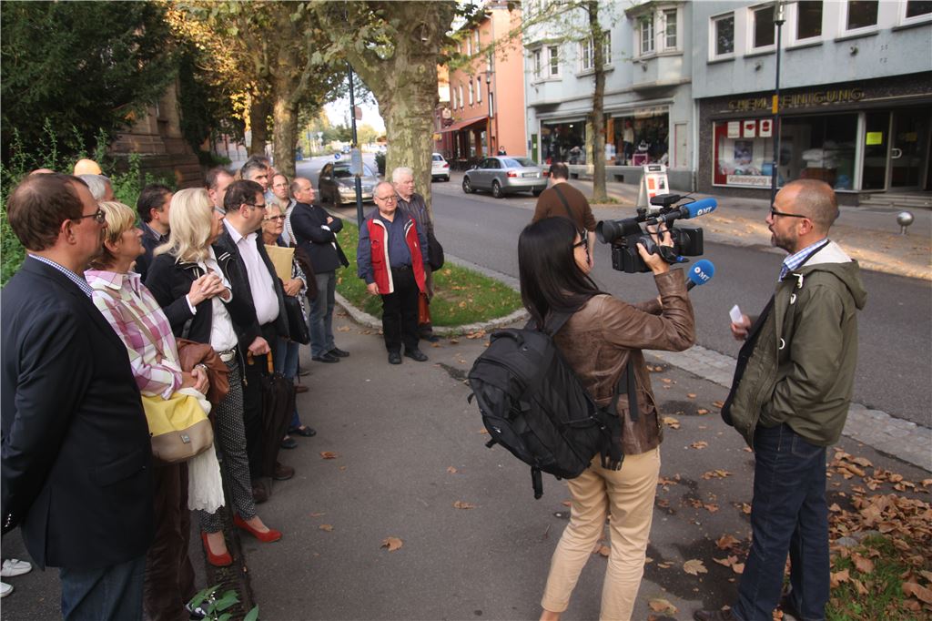 Immer ein Thema in der Einkaufsinnenstadt: Bei einem Rundgang im Herbst 2014 informiert Thomas Müller (re.) den Gemeinderat unter anderem über Leerstände an der Bahnhofstraße. Archivfoto: Eier