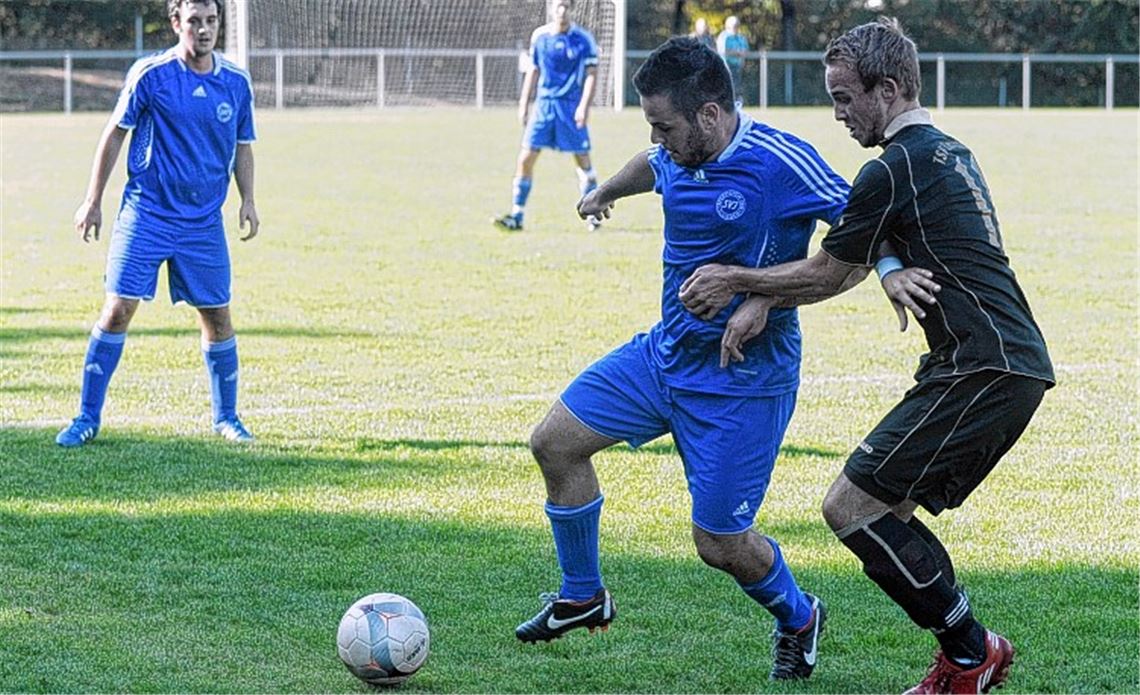 Immer ein heißer Tanz: In der vergangenen Saison siegte Illingen (Pasquale Arena am Ball) auf eigenem Platz mit 3:0 und entschied auch das Rückspiel mit 3:1 für sich. Archivfotos: Fotomoment/Eigner