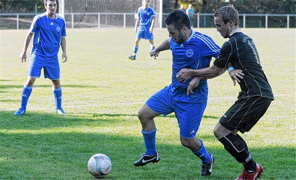 Immer ein heißer Tanz: In der vergangenen Saison siegte Illingen (Pasquale Arena am Ball) auf eigenem Platz mit 3:0 und entschied auch das Rückspiel mit 3:1 für sich. Archivfotos: Fotomoment/Eigner