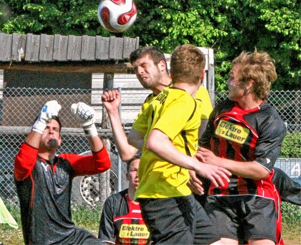 Immer ein heißes Duell, so auch im April dieses Jahres, als Lienzingen (in Gelb) den Sportfreunden mit 3:8 unterlag. Archivfoto: Eigner