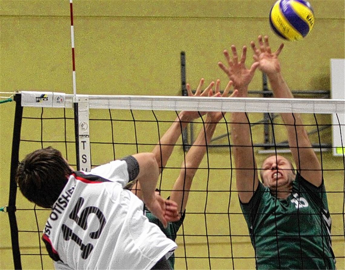 Immer ein packendes Duell: Das junge Team des TSV Ötisheim (weiß) gegen die erfahrenen Kämpen des TSV Ölbronn. Archivfoto: Eigner