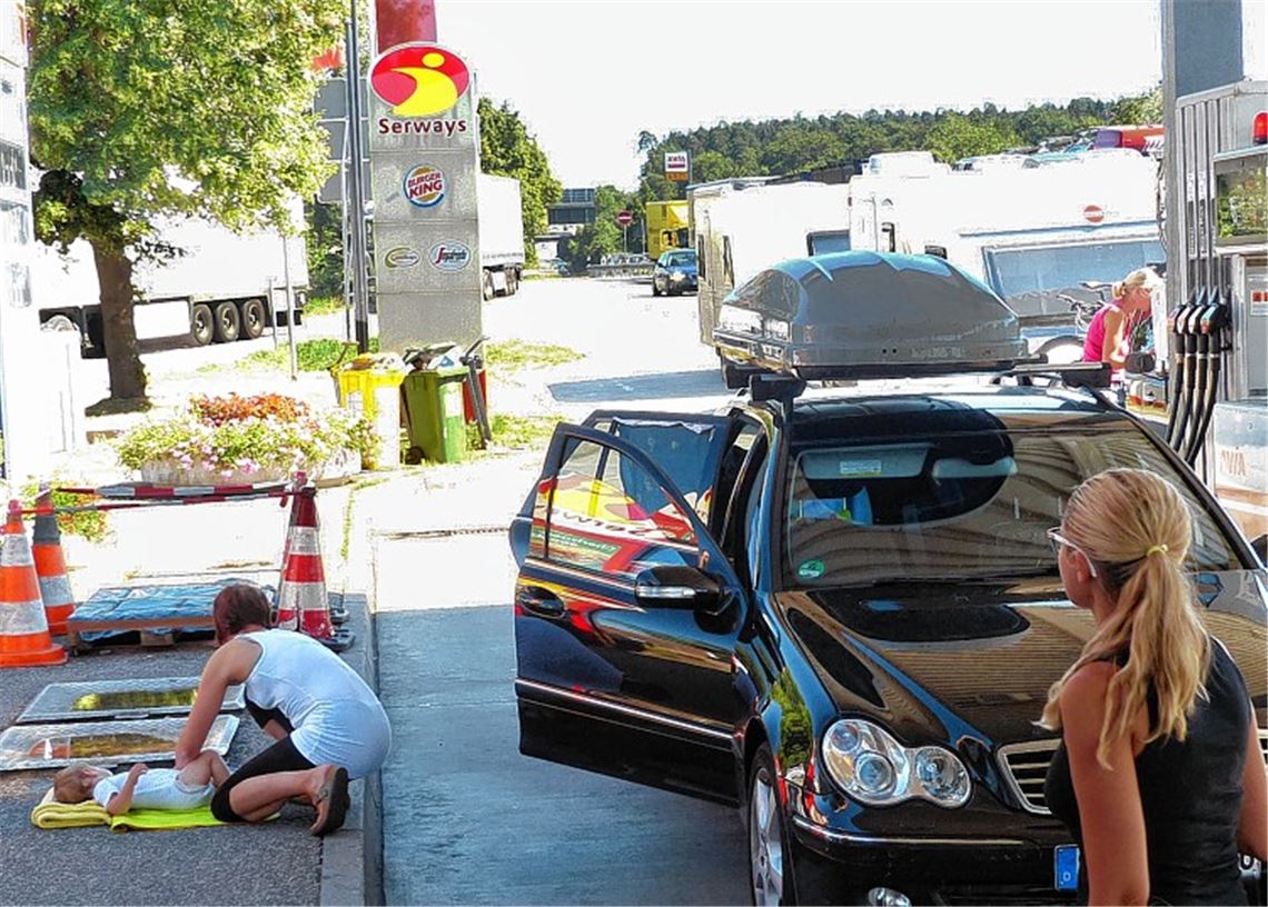 Immer flexibel bleiben lautet das Motto der Familie Schweig aus Saarbrücken. Zur Not wird das Baby eben auch neben der Zapfsäule gewickelt, während das Familienoberhaupt die Tankrechnung begleicht. Foto: Roth