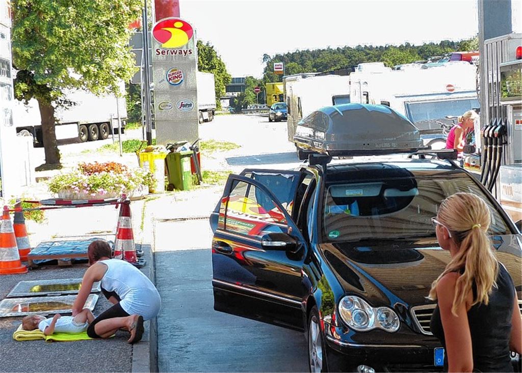 Immer flexibel bleiben lautet das Motto der Familie Schweig aus Saarbrücken. Zur Not wird das Baby eben auch neben der Zapfsäule gewickelt, während das Familienoberhaupt die Tankrechnung begleicht. Foto: Roth