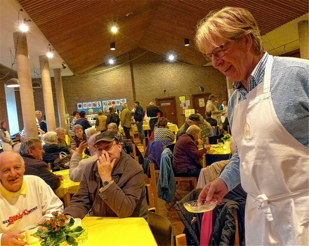 Immer freundlich, immer zur Stelle: Dietmar Grusenick ist einer von 63 Helfern, die am Donnerstag für einen reibungslosen Ablauf in der Vesperkirche sorgen.