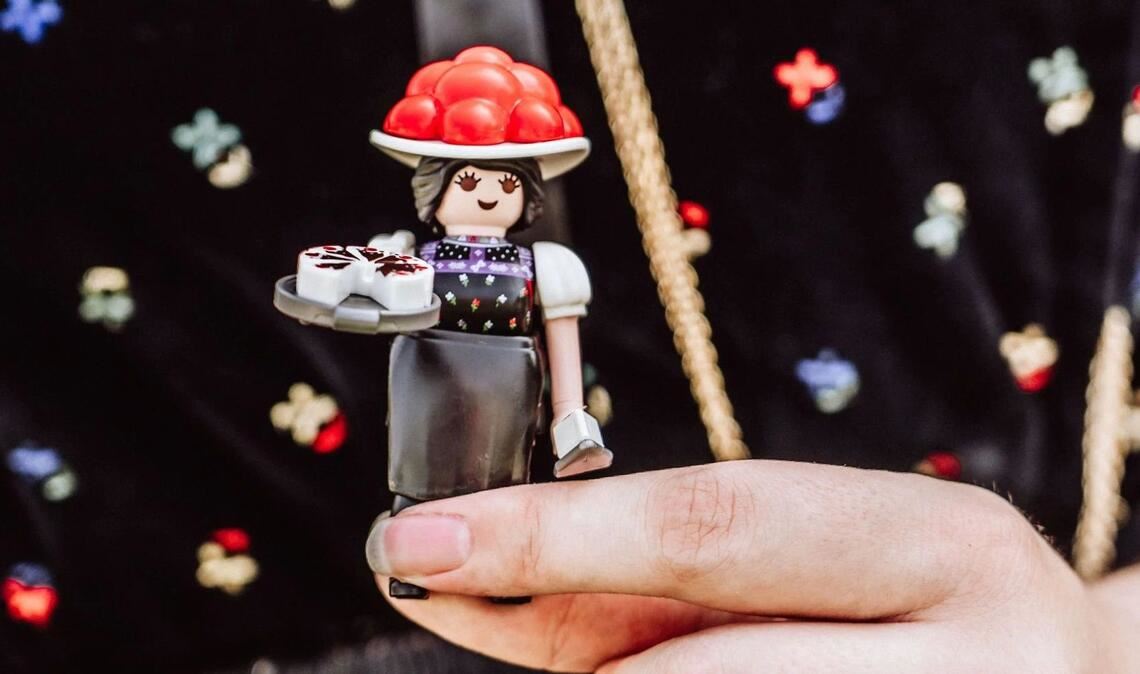 Immer freundlich und nasenlos, aber mit Bollenhut: auch als Playmobil-Figur ist die Schwarzwald-Marie eine Ikone.