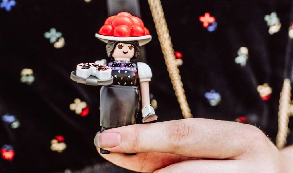 Immer freundlich und nasenlos, aber mit Bollenhut: auch als Playmobil-Figur ist die Schwarzwald-Marie eine Ikone.