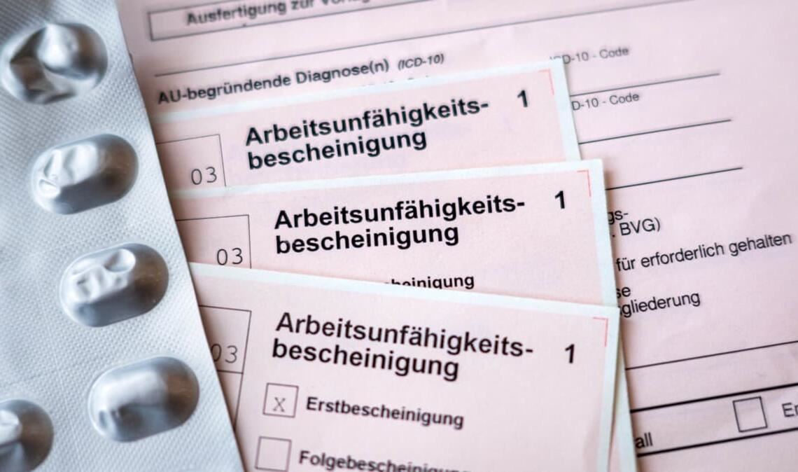 Immer gleich zum Arzt? Das Attest ab dem ersten Tag bleibt umstritten.