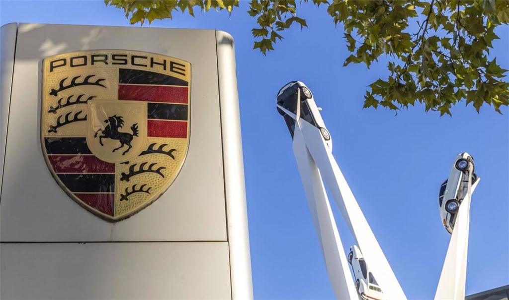 Immer höher hinaus? Das war einmal. Aktuell werden die Luxusautobauer in Stuttgart von höheren US-Zöllen bedroht.