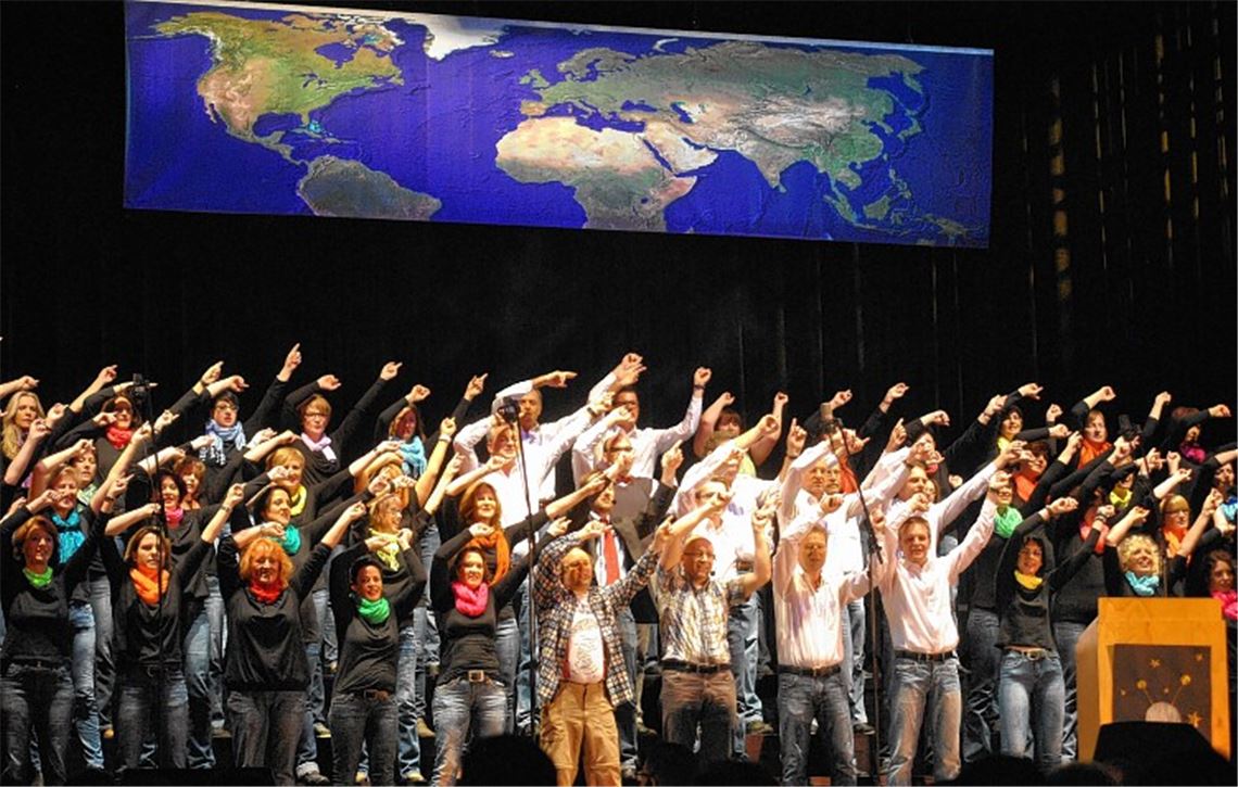 Immer in Bewegung: Dank der schmissigen Songs und der ausgefeilten Choreographie springt der Funke ruck, zuck von den 64 Sängerinnen und Sängern aufs Publikum über.