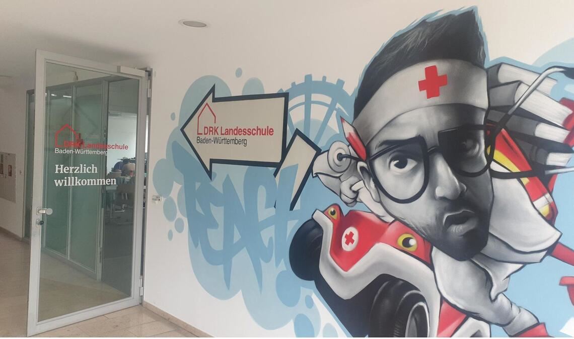 Immer in Eile: Rettungseinsatz auf Wandbild in der Stuttgarter  Schulfiliale