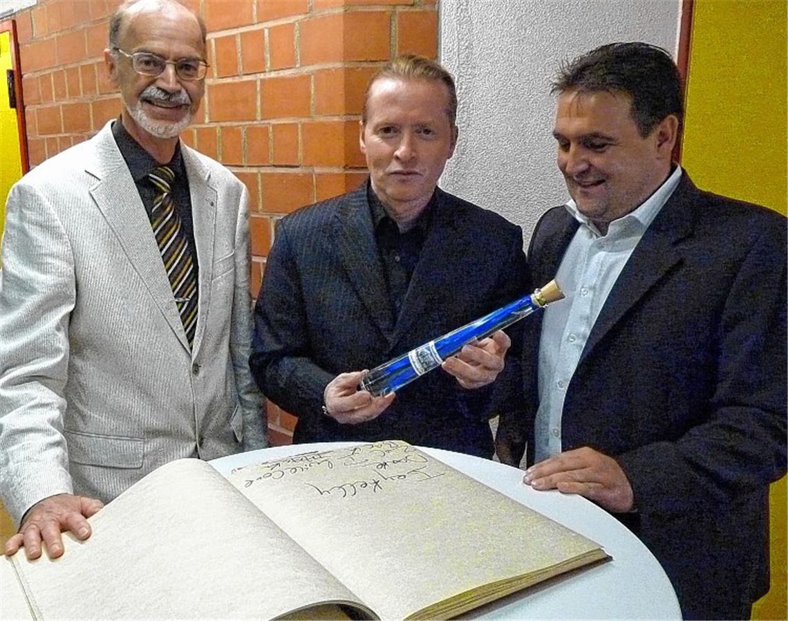 Immer locker: Nach ein paar Kilometern Jogging durch Kieselbronn trägt sich der Extrem- und Ausnahmesportler Joey Kelly (M.), flankiert von Bernd Elfner vom Turnverein Kieselbronn (li.) und Bürgermeister Heiko Faber, ganz entspannt ins Goldene Buch der Gemeinde ein. 