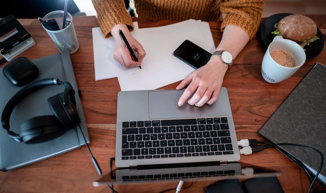Immer mehr Fachkräfte in den sogenannten MINT-Berufen setzen KI am Arbeitsplatz ohne die Genehmigung des Arbeitgebers ein.(Symbolbild)