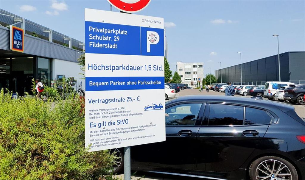 Immer mehr  private Parkplätze etwa vor Supermärkten werden von Drittfirmen überwacht. Diese sind gehalten, ihre Bedingungen schon am Eingang deutlich zu machen.