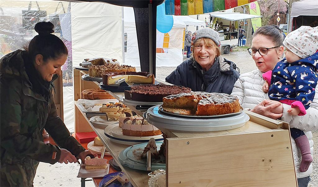Immer mit dabei: die Grundschule des Ortes mit einem reichhaltigen Kuchenbuffet (li.). Ute Schymalla (re.) von der Sachsenheimer Ölmühle feierte ihre Premiere. Fotos: Schröder