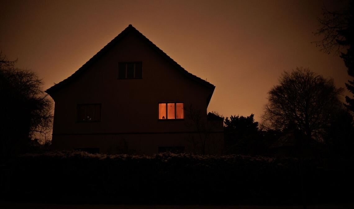 Immer noch ist Stromausfall im Südwestern Berlins und Kerzenschein erhellt ein Zimmer in einem Haus.
