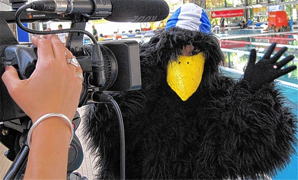 Immer voll im Bild: Der Badgrapp, das Maskottchen der DLRG-Ortsgruppe Mühlacker, freut sich schon auf das bevorstehende 24-Stunden-Schwimmen. Foto: privat