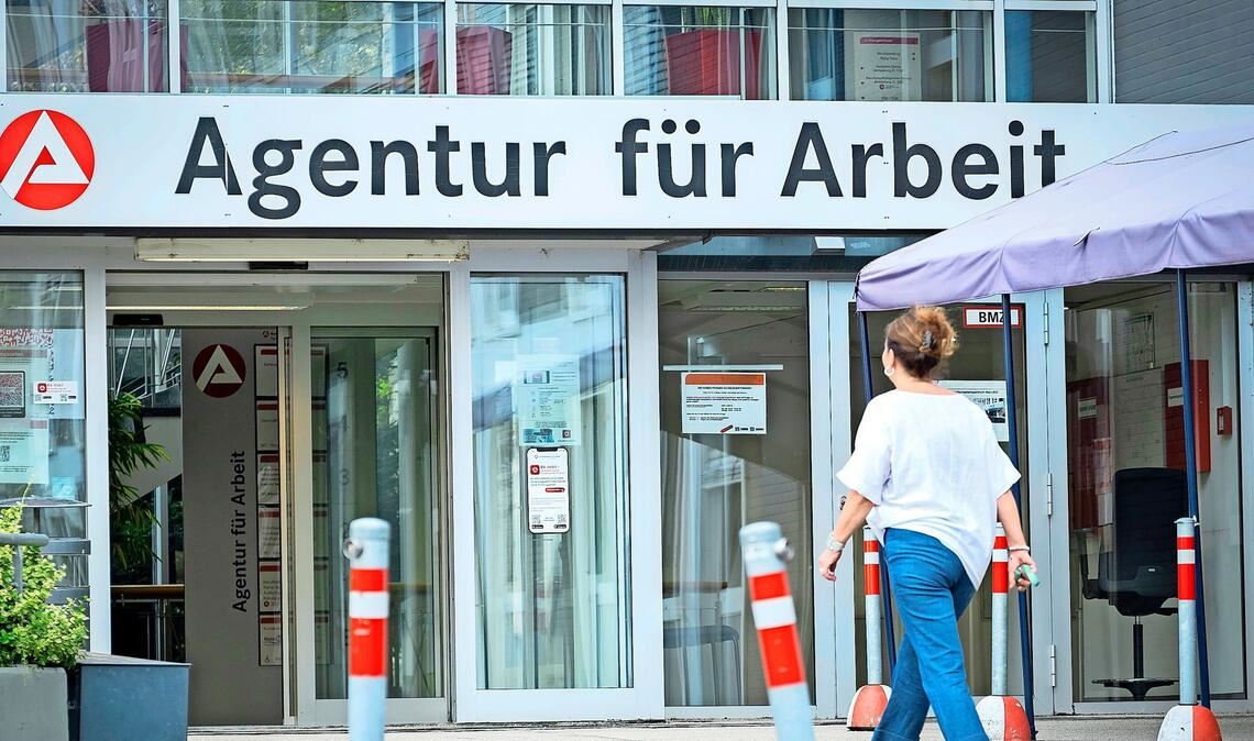 Immer weniger Empfängerinnen und Empfänger von Bürgergeld schaffen offenbar den Sprung vom Minijob in reguläre Jobs (Symbolfoto).